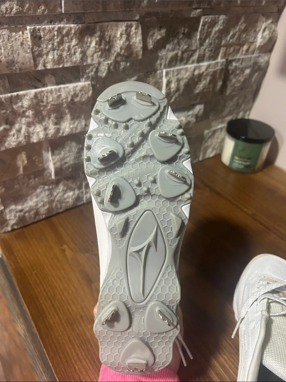 Mizuno 9-Spike Swift 8 softball metal cleats in white. NEW size 7.5